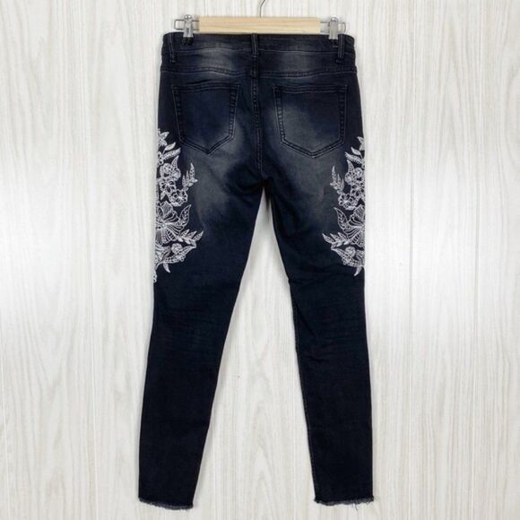 Romeo + Juliet | Black Frayed Hem Embroidered Skinny Jeggings Size Small - Picture 2 of 7